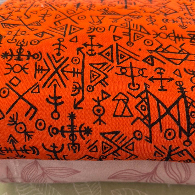 COTON OUATÉ / Motif Viking - Fond orange - La Fabrique du Tissu - Coton ouaté imprimé